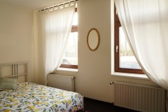 Schlafzimmer mit Doppelbett, Foto: Mechthild Wilhelmi