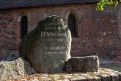 Gedenkstein an der St.-Marien-Kirche Treuenbrietzen, Foto: TMB-Fotoarchiv/ScottyScout