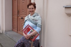 Isolde Fromm empfängt Gäste mit einem strahlenden Lächeln, Foto: Claudia Krause, Lizenz: Stadt Beelitz