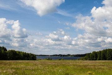 Blick von der grünen Streuobstwiese auf den Blankensee, bei leicht bedektem blauen Himmel; Foto: team red/Anke Großklaß © team red/Anke Großklaß