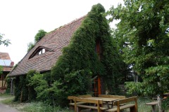 Das Lehm-Ferienhaus in Schönhagen mit Sitzecke draußen. Foto: Gabriele Sußdorf